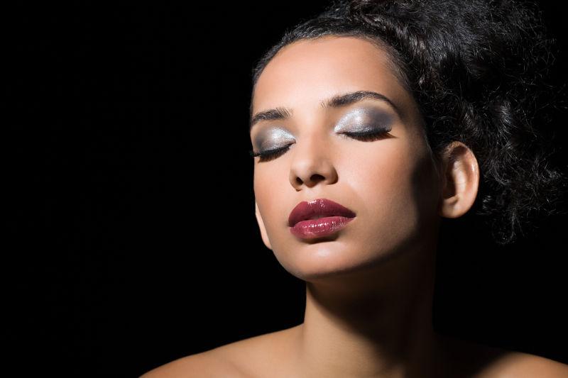 黑色背景下的清秀的女人