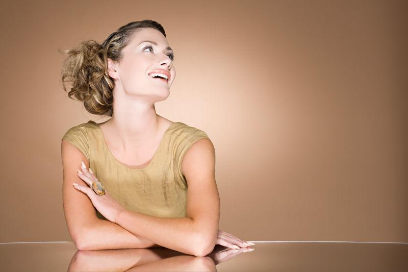 微笑着的年轻美女