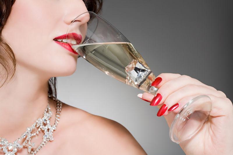 戴着钻石项链喝香槟的美女