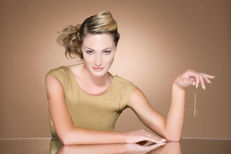 拿金钥匙的美女