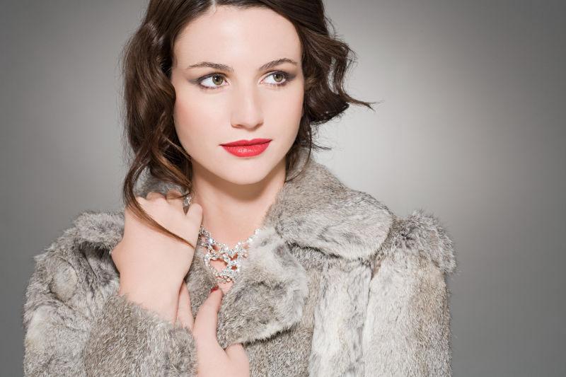 穿着毛皮大衣的美女