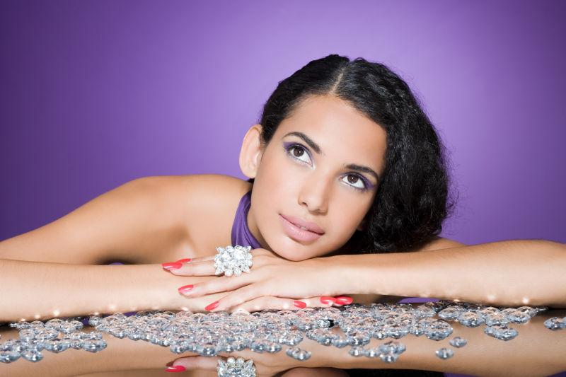 被钻石包围的女人