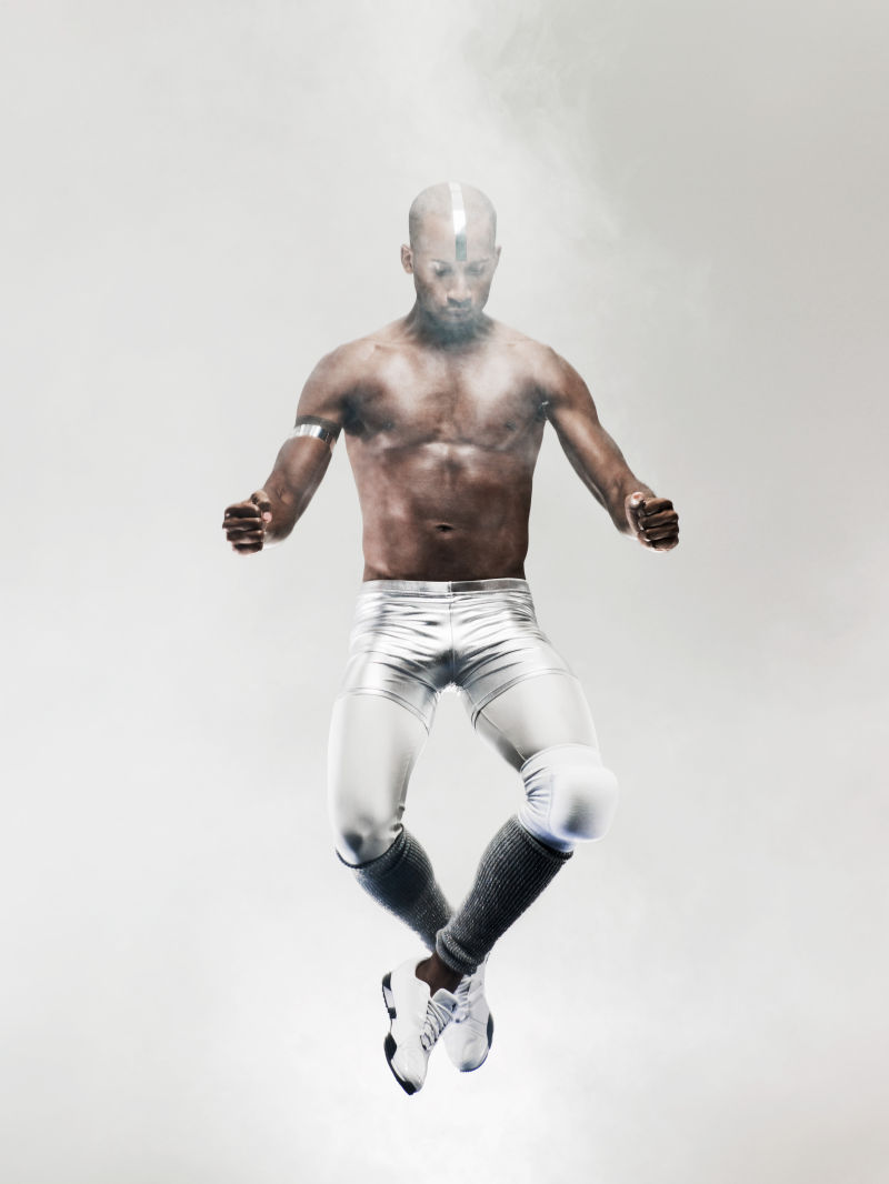 练习跳高的运动员