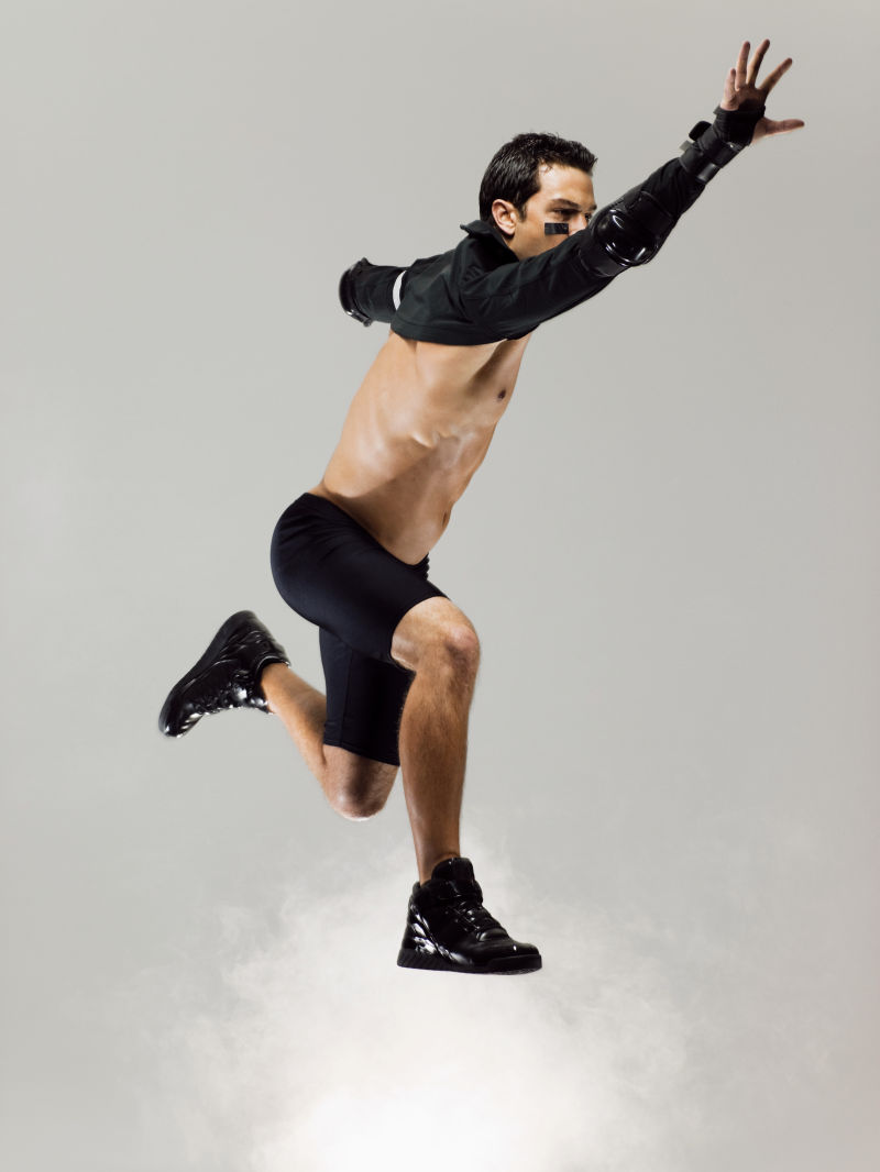 箭步蹲的运动员