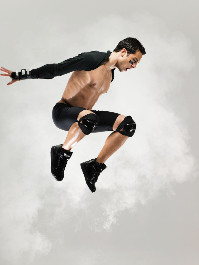 飞跃空中的运动员