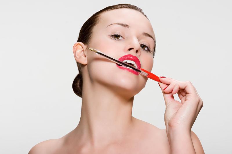 嘴里含着钢笔的女人