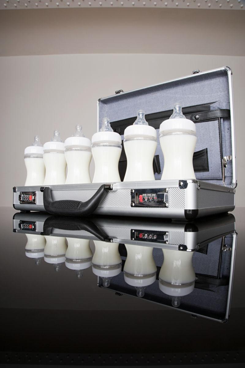 公文包里的婴儿奶瓶