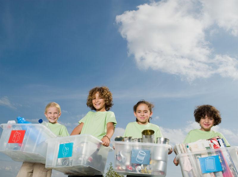 抱着可回收的废品的孩子们