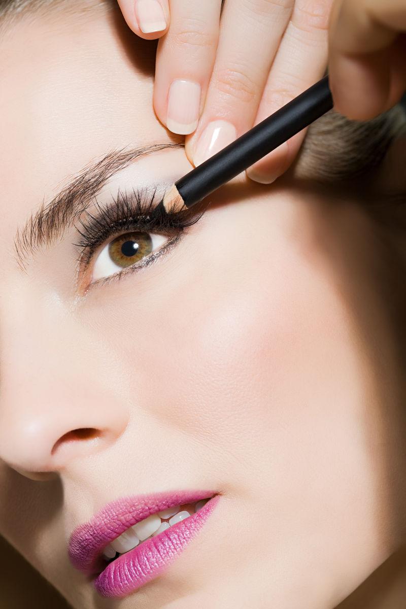 画眼线的年轻美女