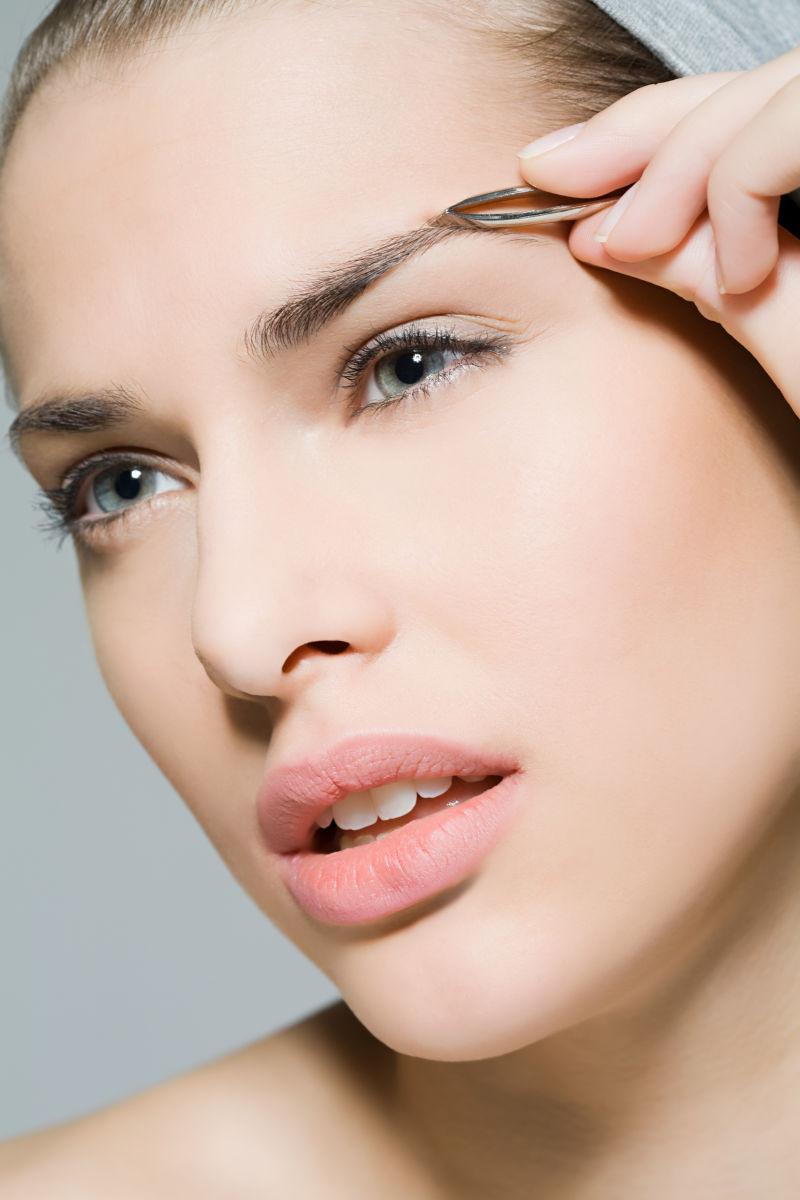 拔眉毛的漂亮女人