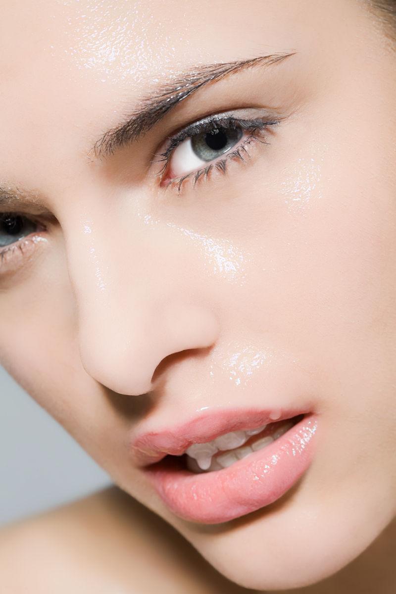 面部湿润的美丽女人