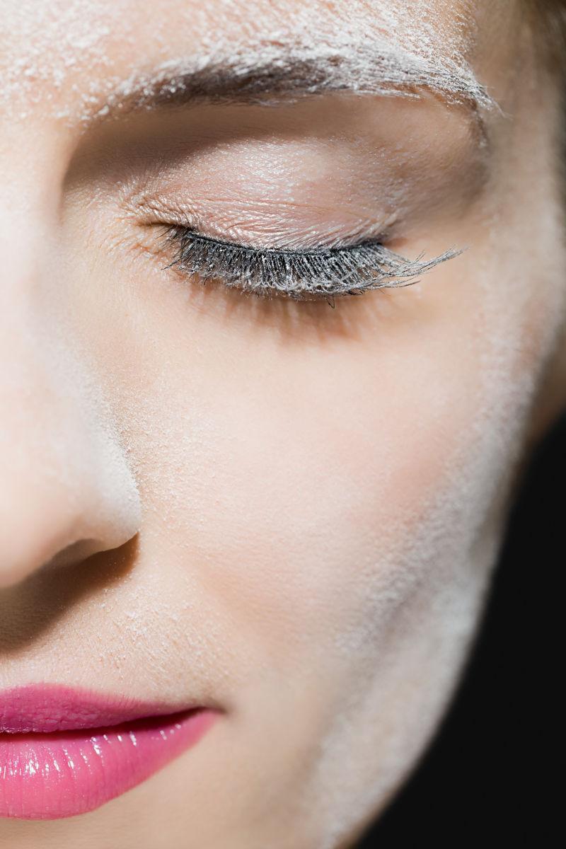 脸上带着粉末的女人