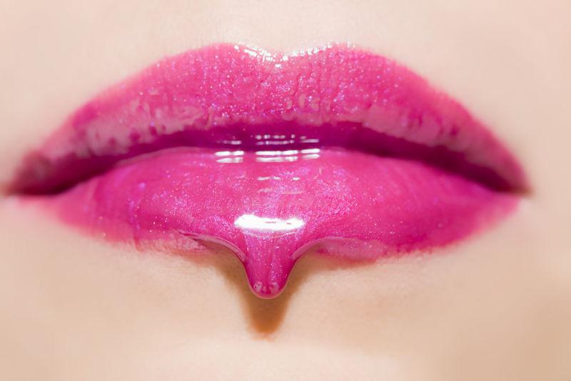 唇彩从唇边滴下