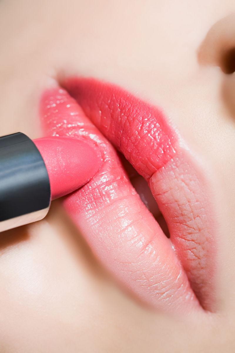 涂上口红的美女