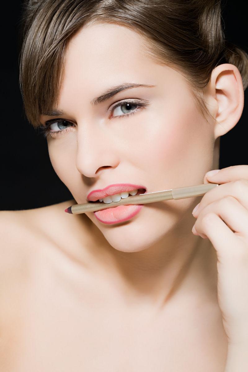咬着化妆笔的美女