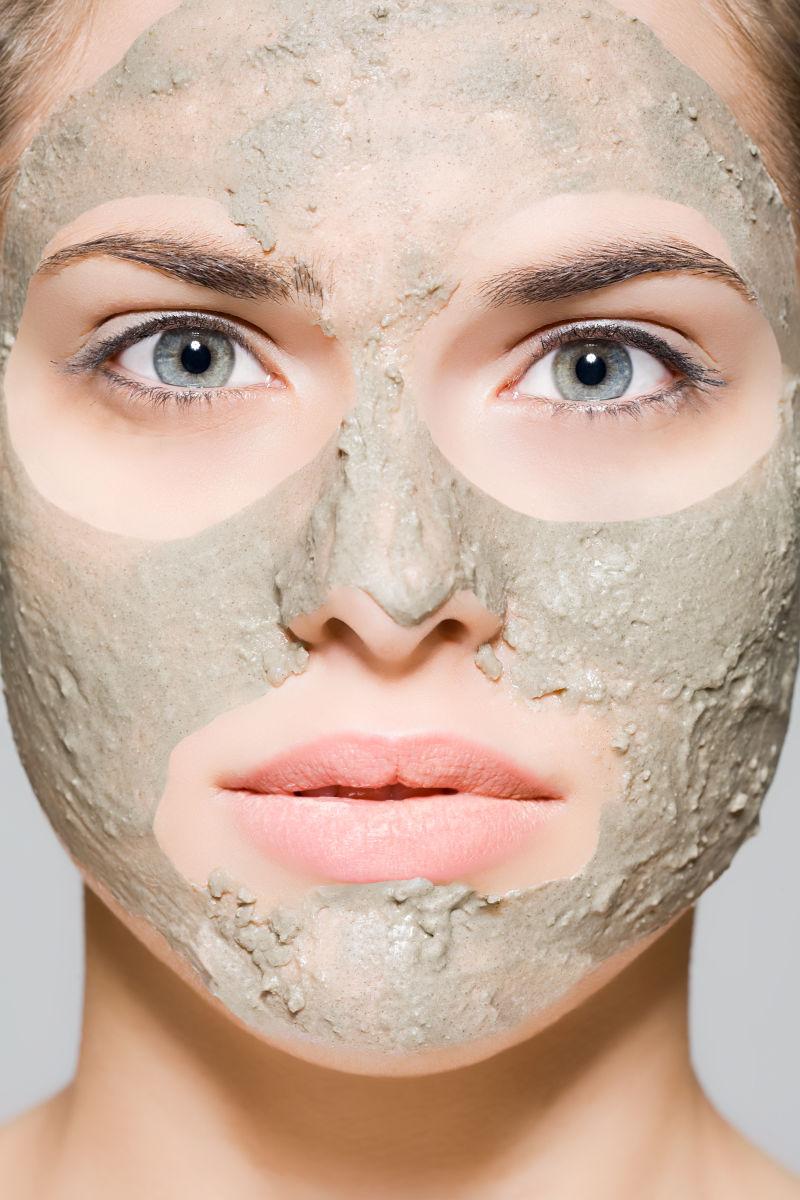 做面膜泥的美女