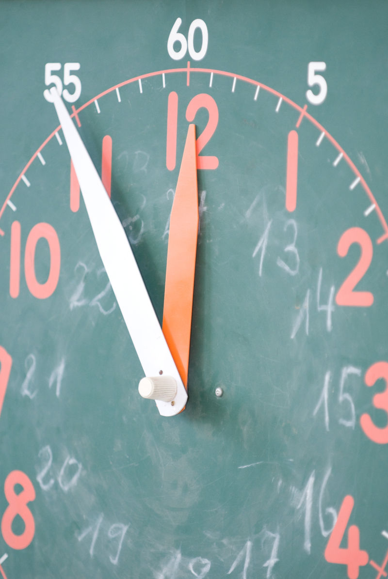 学生在学习时钟