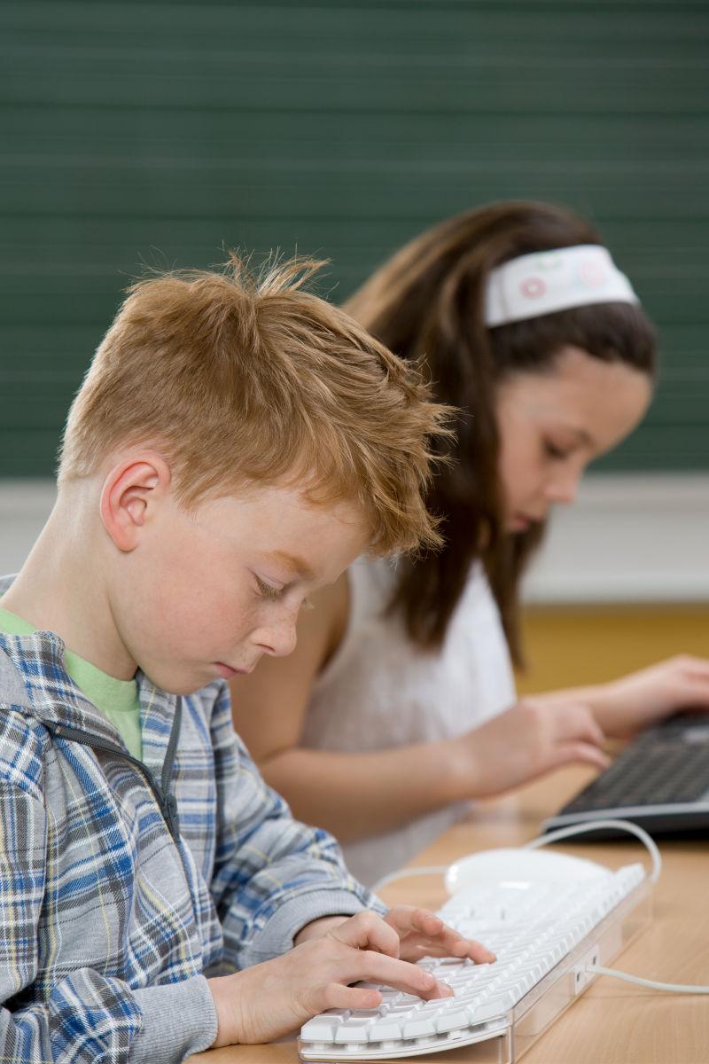 儿童在上电脑课练习打字