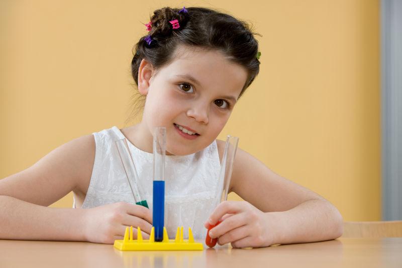 用试管做实验的女孩