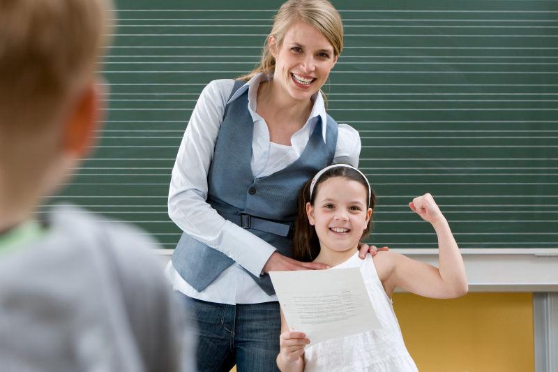 课堂上的老师和女孩