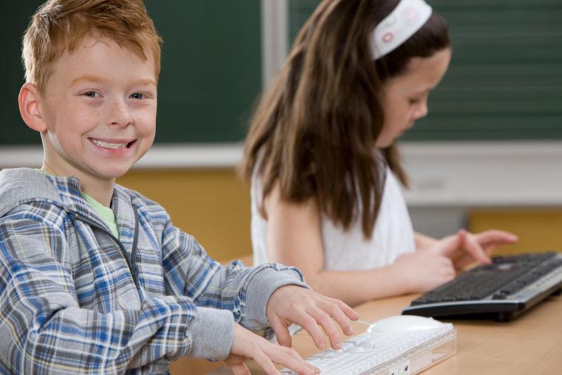 开心的学生在打字