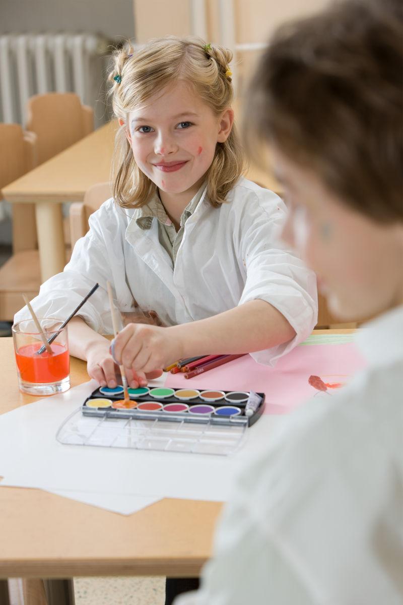 美术课堂的女孩