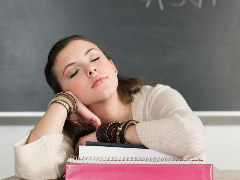 在课堂上睡觉的女学生