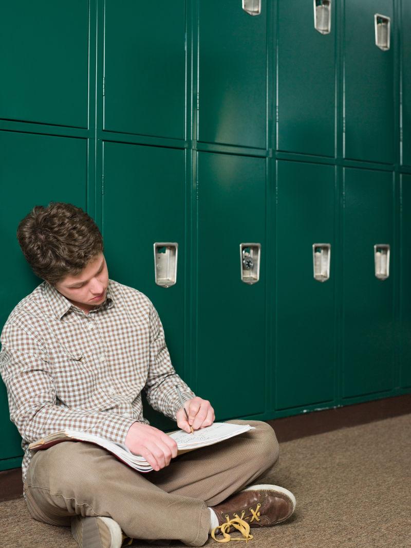 衣柜前的男孩在写作