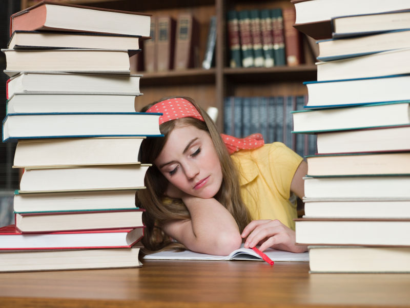 图书馆睡觉的女孩图片-在图书馆睡觉的女孩素材-高清图片-摄影照片-寻图免费打包下载
