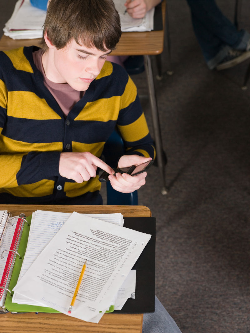 教室里带手机的男孩