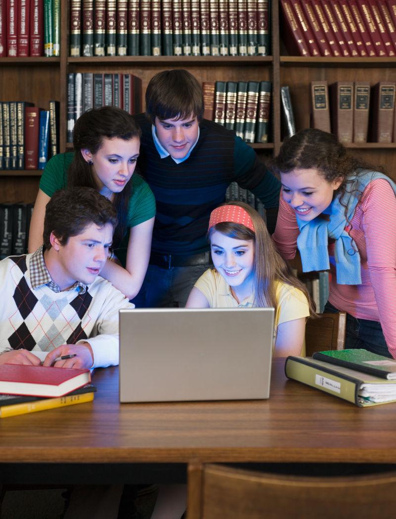 图书馆学生再看笔记本