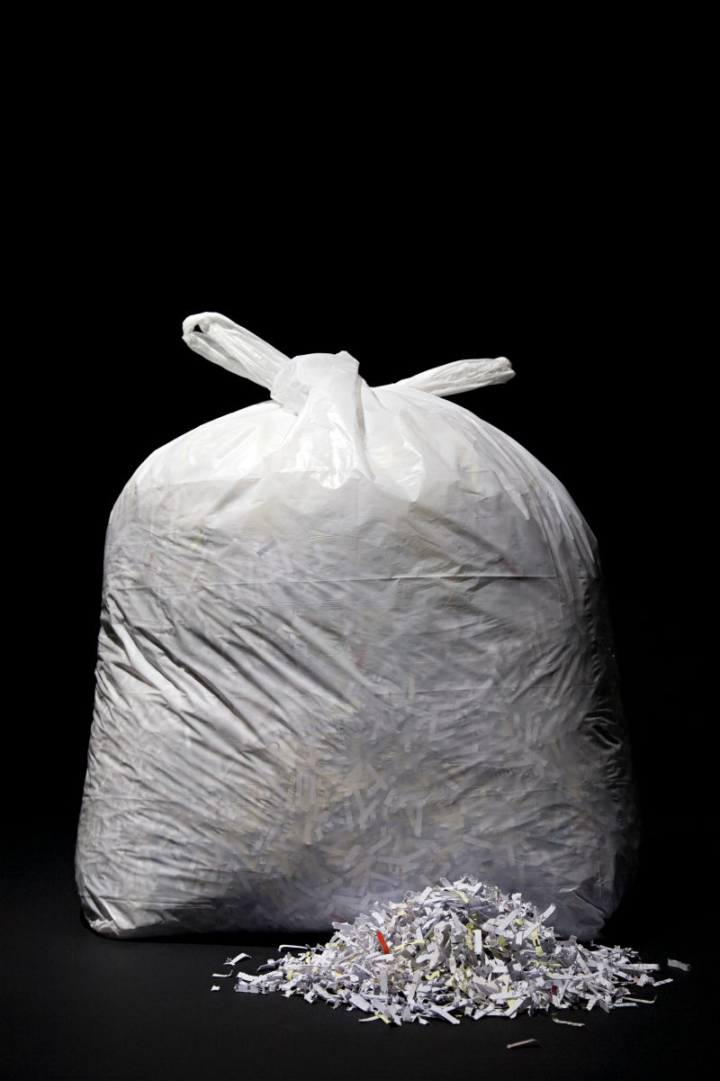 透明袋子里切碎的纸片