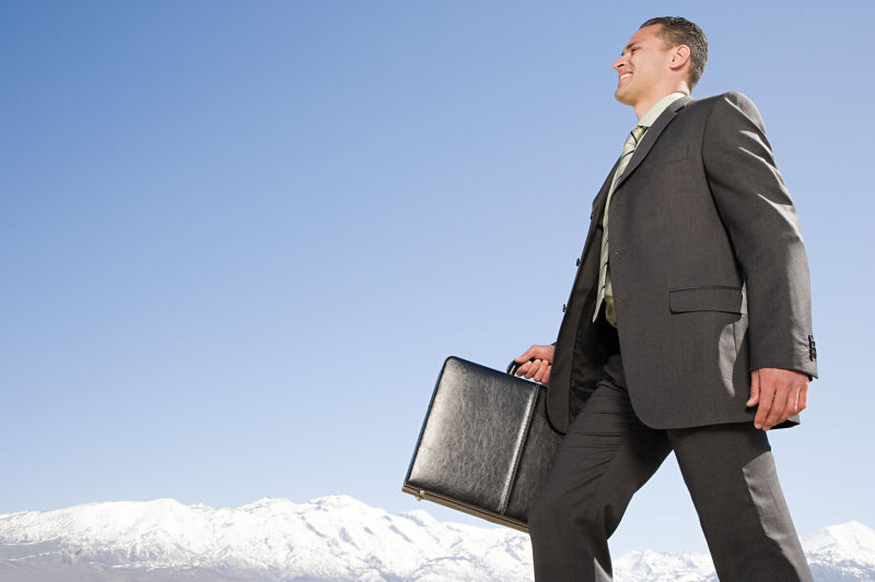 拿着皮包穿着西装的商人