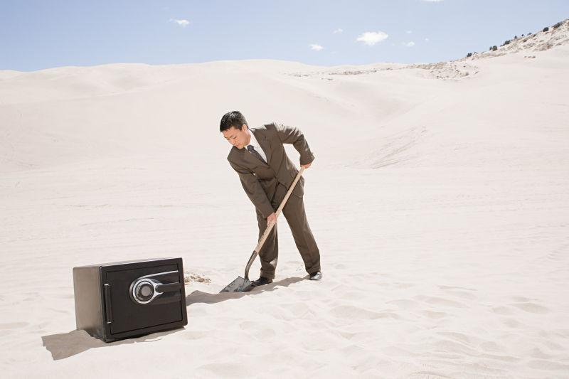 正在沙滩上劳作的商人