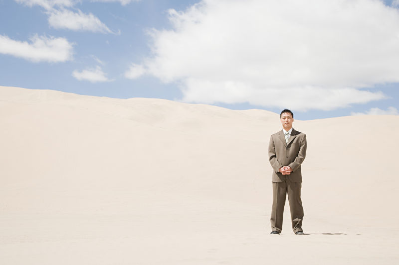 沙滩上站着的商人