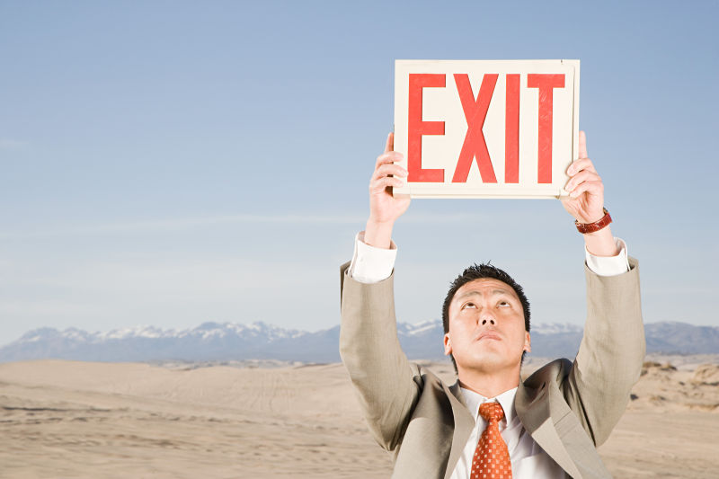 举着牌子的男人