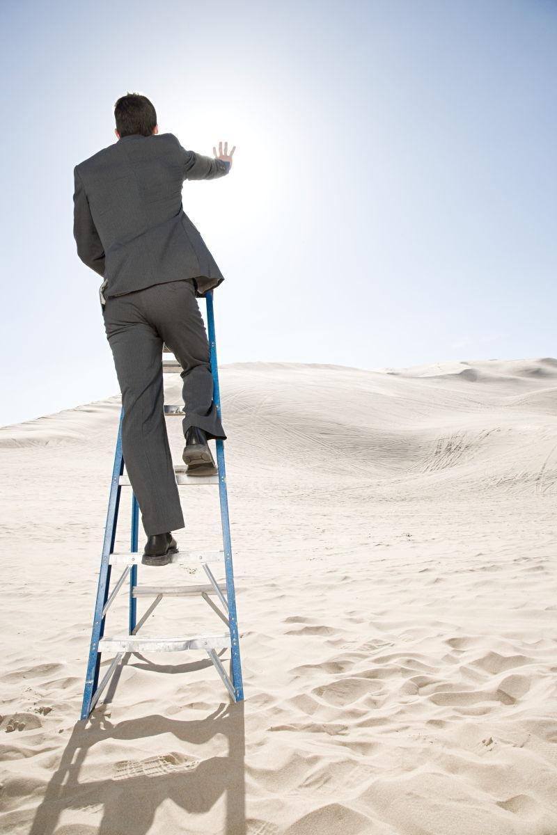 山摊上商人站立在直梯上