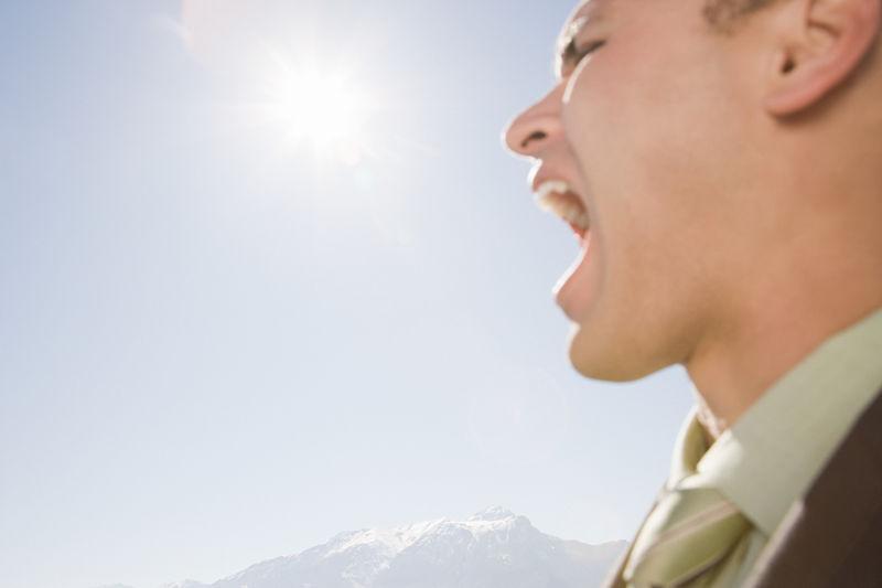 眼光下张着嘴的男人