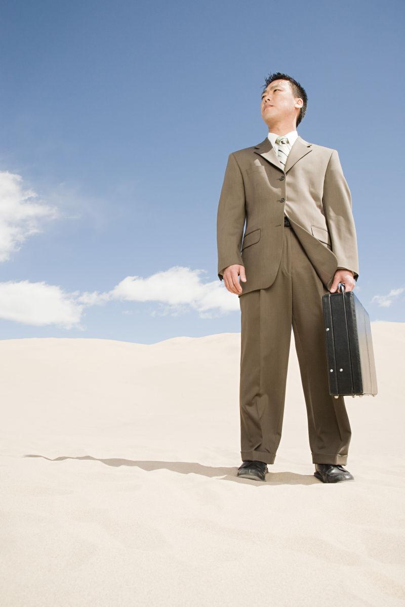 提着包望着天空的商人