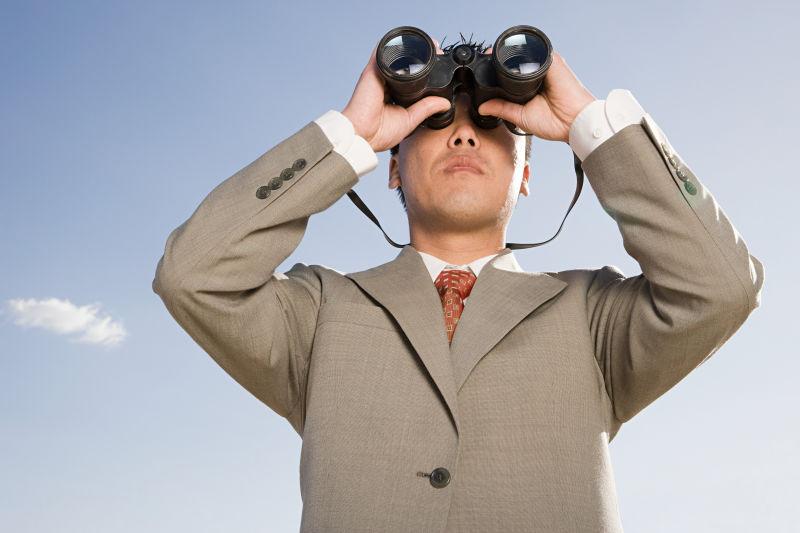 男人在使用望远镜