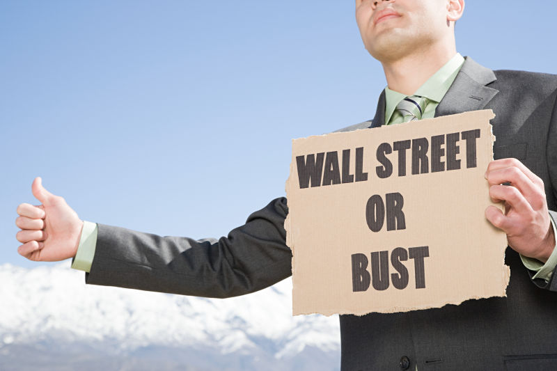 拿着纸牌的男人