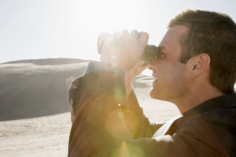 拿着望远镜的商人