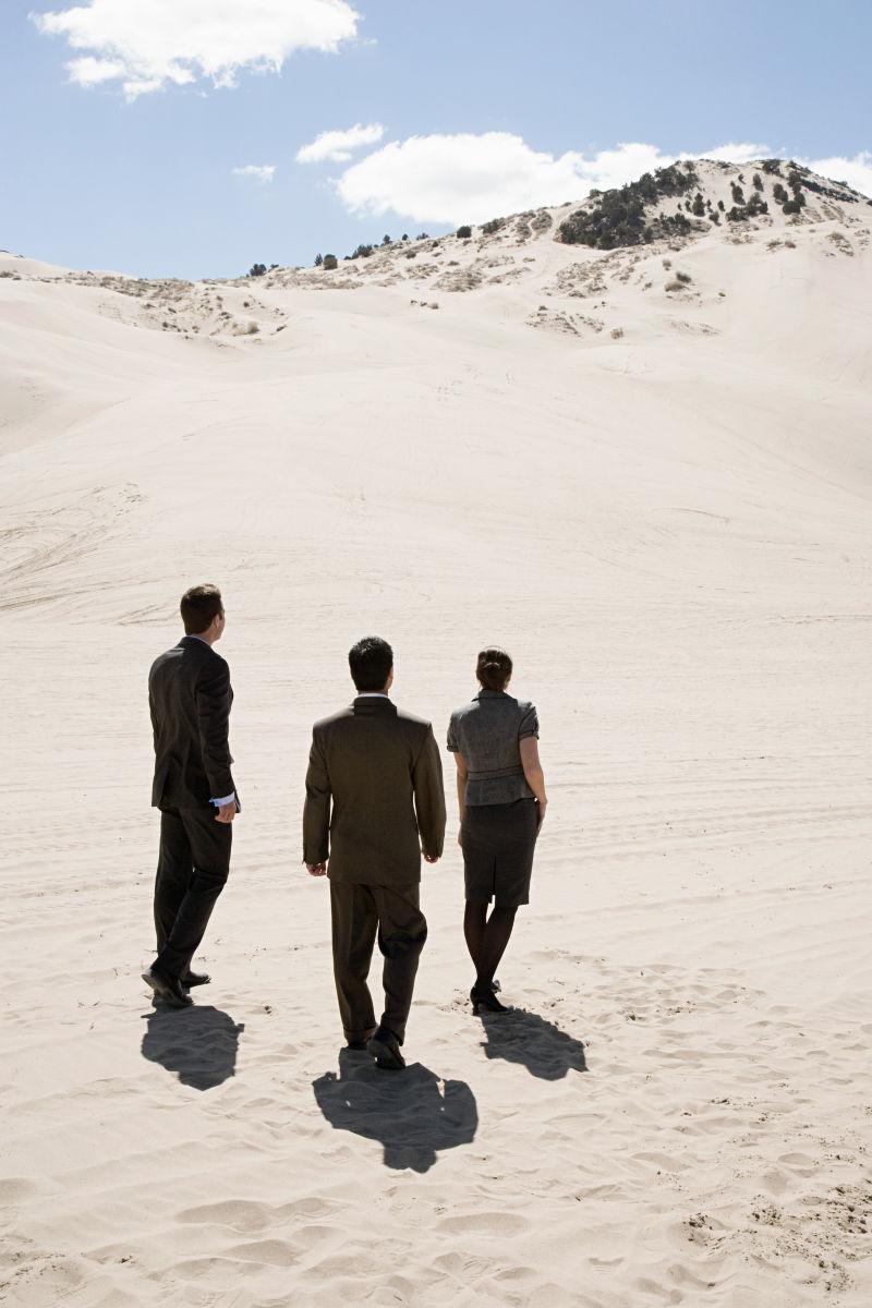 行走在沙滩上的商人