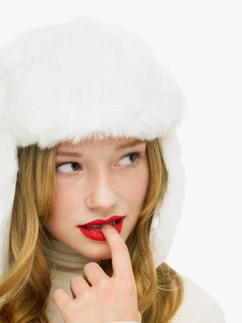 咬着手指的金发美女