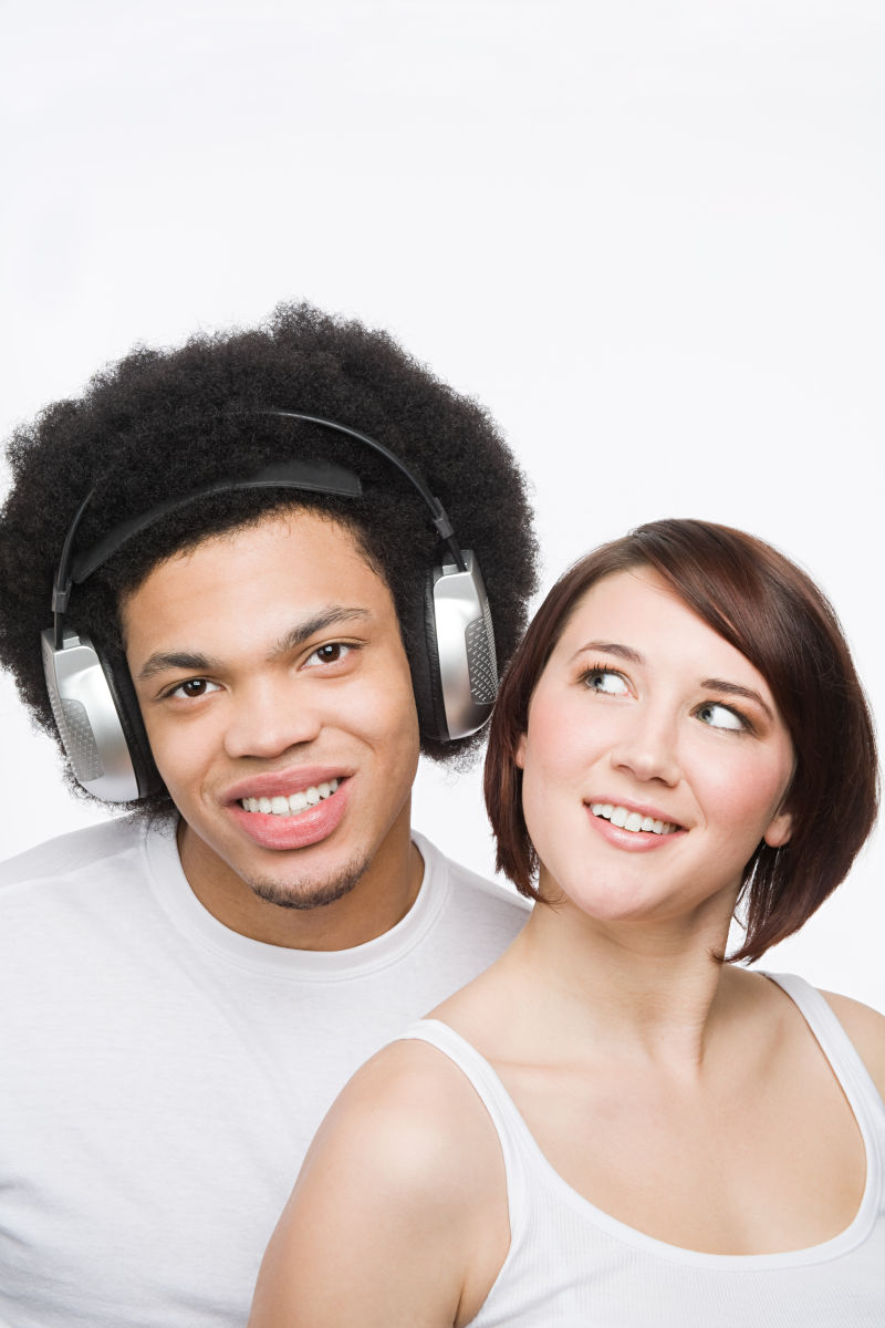 一起听音乐的年轻人