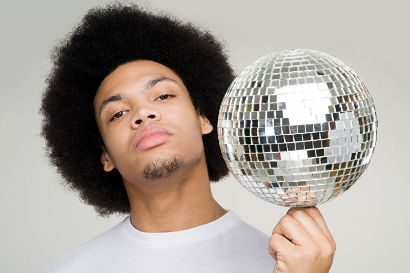 年轻帅哥在玩球