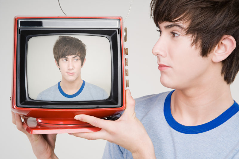 帅哥拿着一个电视节