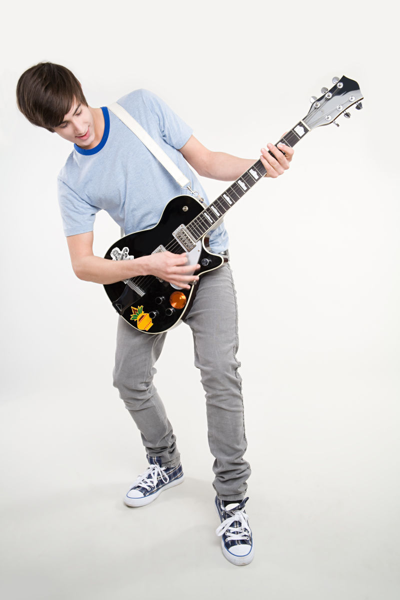 玩吉他的年轻人