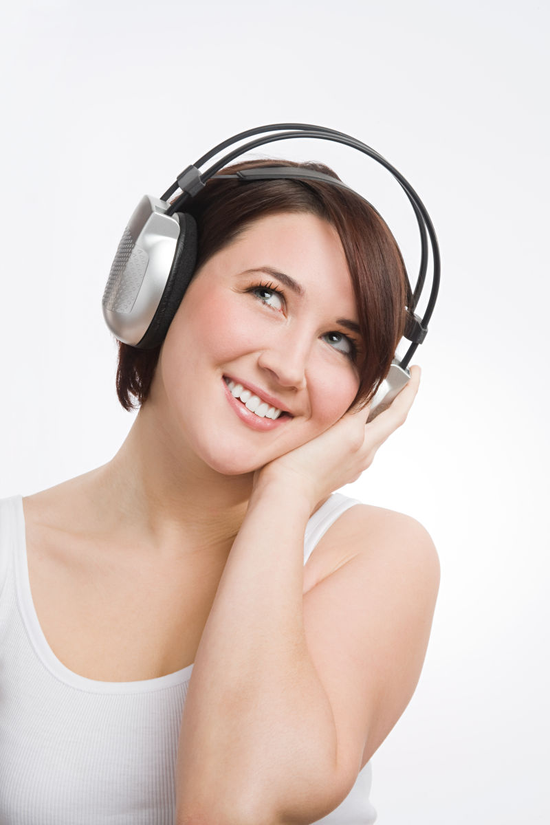 戴着耳机笑的美女