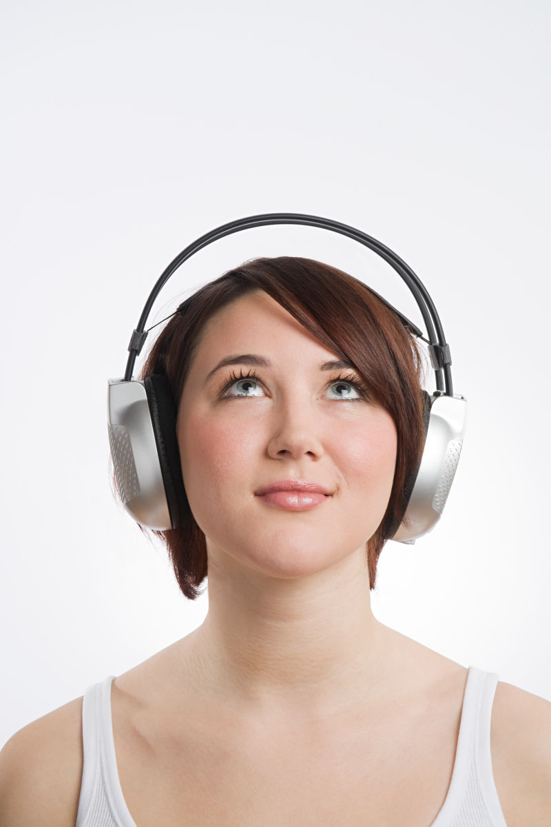 年轻的美女在听音乐